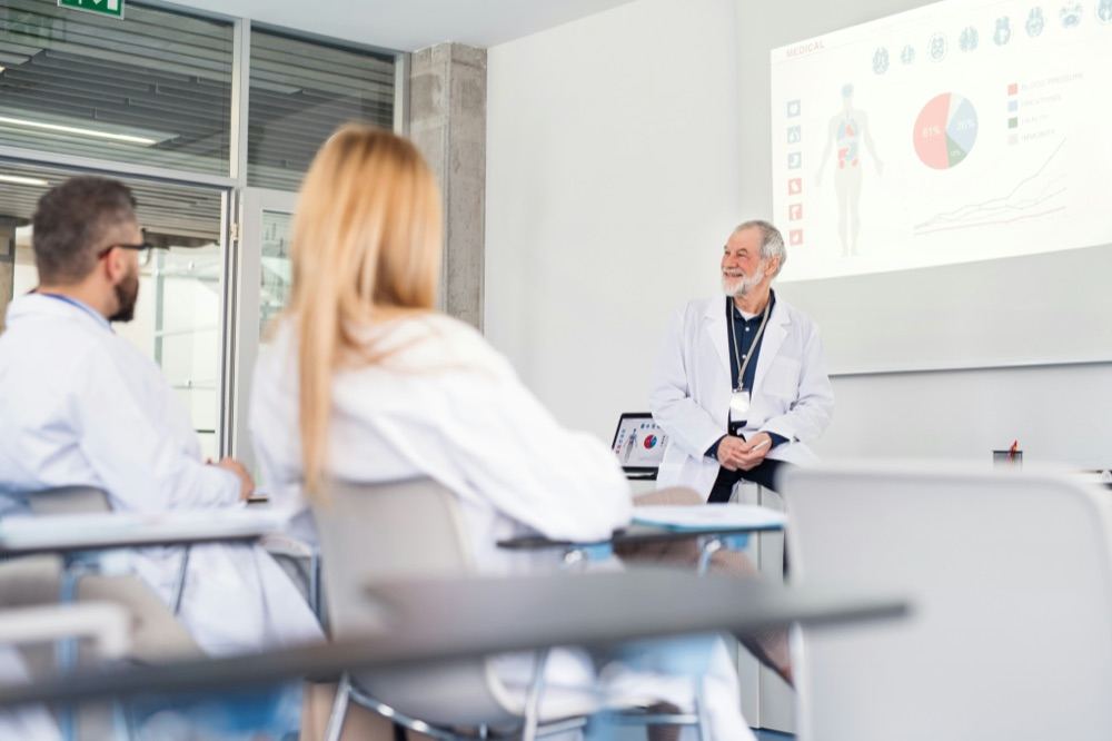 Fortbildungsvortrag vor sitzenden Ärztinnen und Ärzten in einem Seminarraum